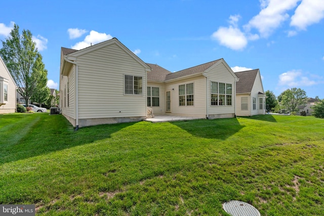 945 Hamilton Way, Warwick, PA 18974 - back of property featuring a yard and a patio area