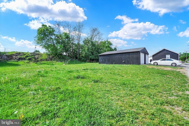 1221 W Heiges St, York, PA 17404 - view of yard with an outdoor structure, a garage, and an outbuilding