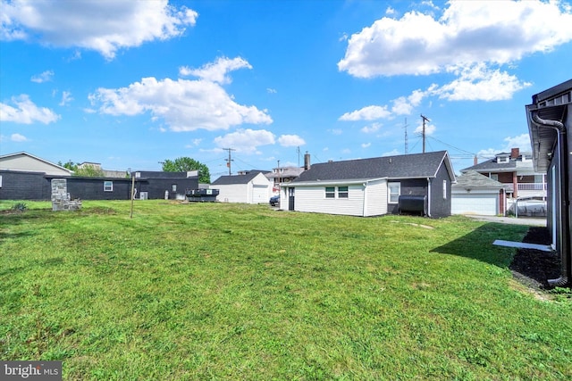 1221 W Heiges St, York, PA 17404 - view of green lawn featuring a detached garage