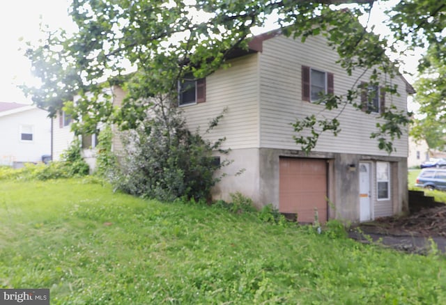 701 Tamarack Trl, Reading, PA 19607 - view of side of property featuring a lawn and an attached garage