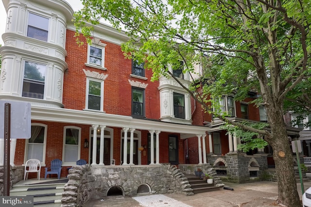 662 W Chestnut St, Lancaster, PA 17603 - view of front facade featuring a porch and brick siding