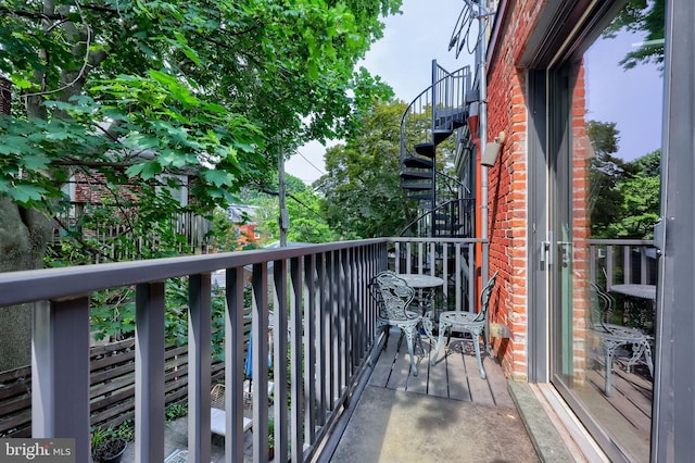 662 W Chestnut St, Lancaster, PA 17603 - balcony with stairway