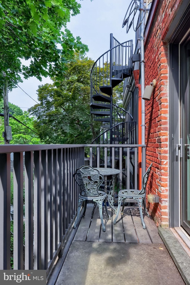 662 W Chestnut St, Lancaster, PA 17603 - balcony with stairway
