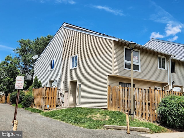 8688 Village Sq, Alexandria, VA 22309 - view of side of home