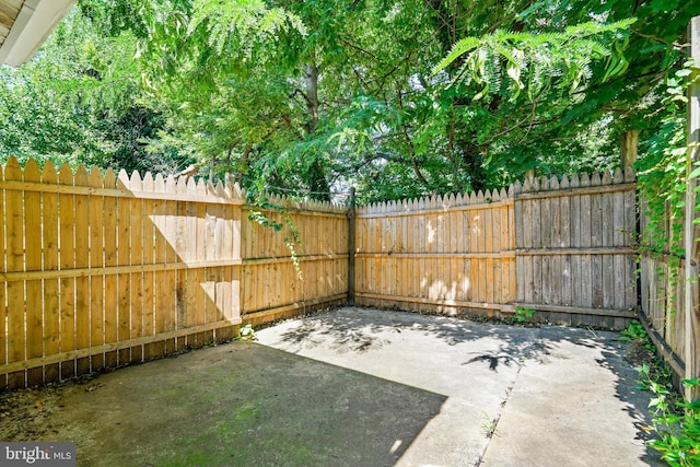409 N Franklin St, Wilmington, DE 19805 - fenced backyard with a patio