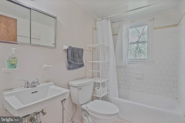 1531 Aiden Dr, Woodbridge, VA 22191 - full bathroom with toilet and shower / tub combo with curtain