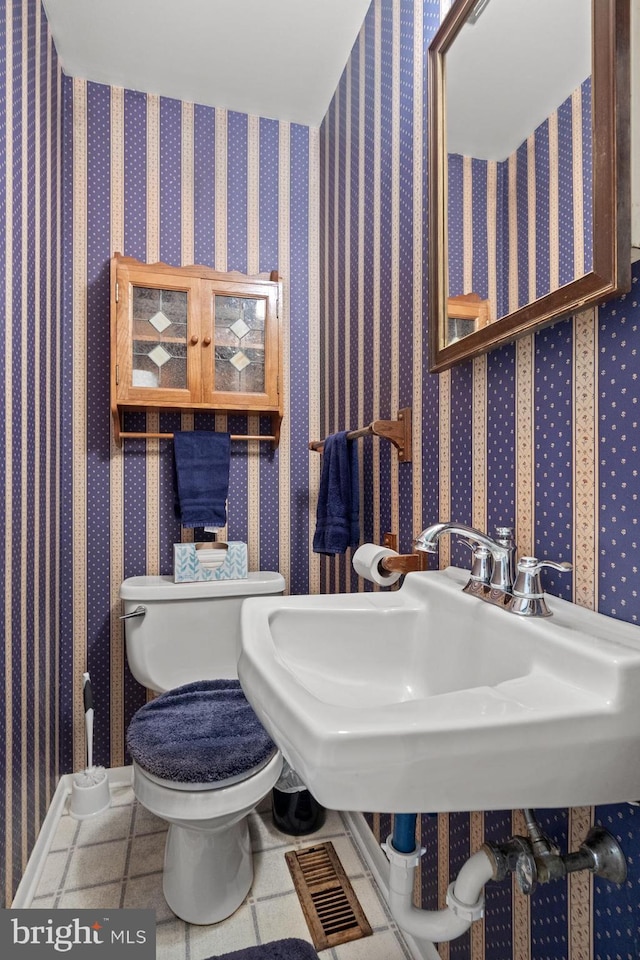 269 Burning Tree Rd, Delran, NJ 08075 - bathroom featuring toilet and wallpapered walls
