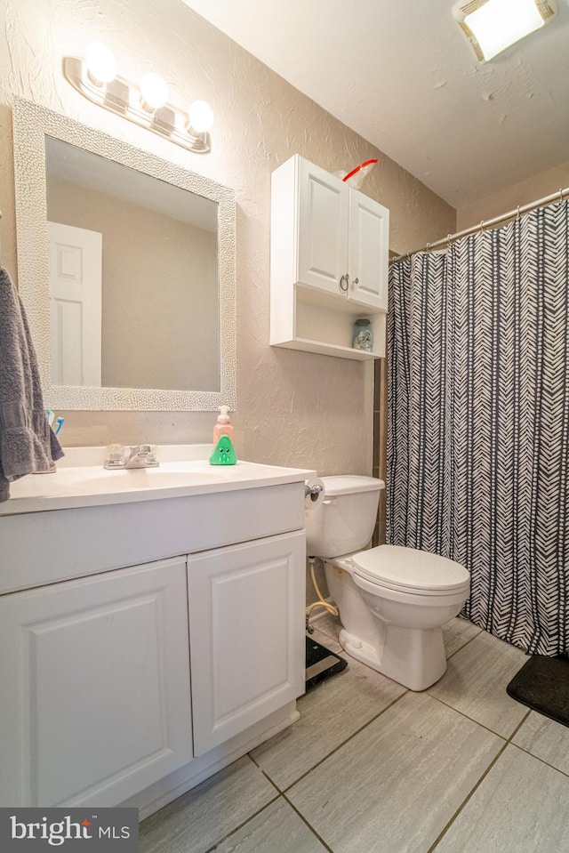 689 Colony Dr, York, PA 17404 - full bath with a textured wall and vanity