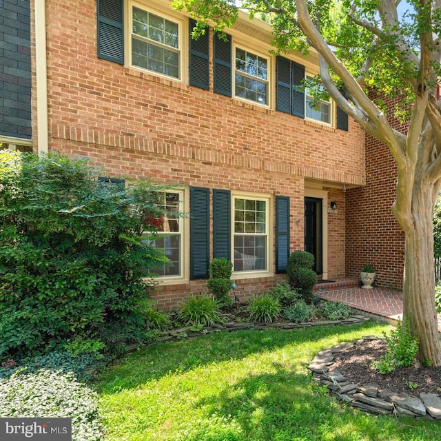 8281 Clifton Farm Ct, Alexandria, VA 22306 - view of front of property with brick siding and a front lawn