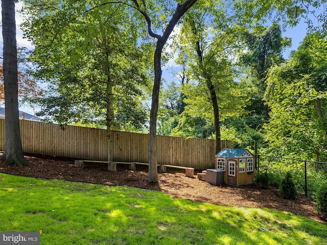 285 Laguna Cir, Severna Park, MD 21146 - fenced backyard with a storage unit