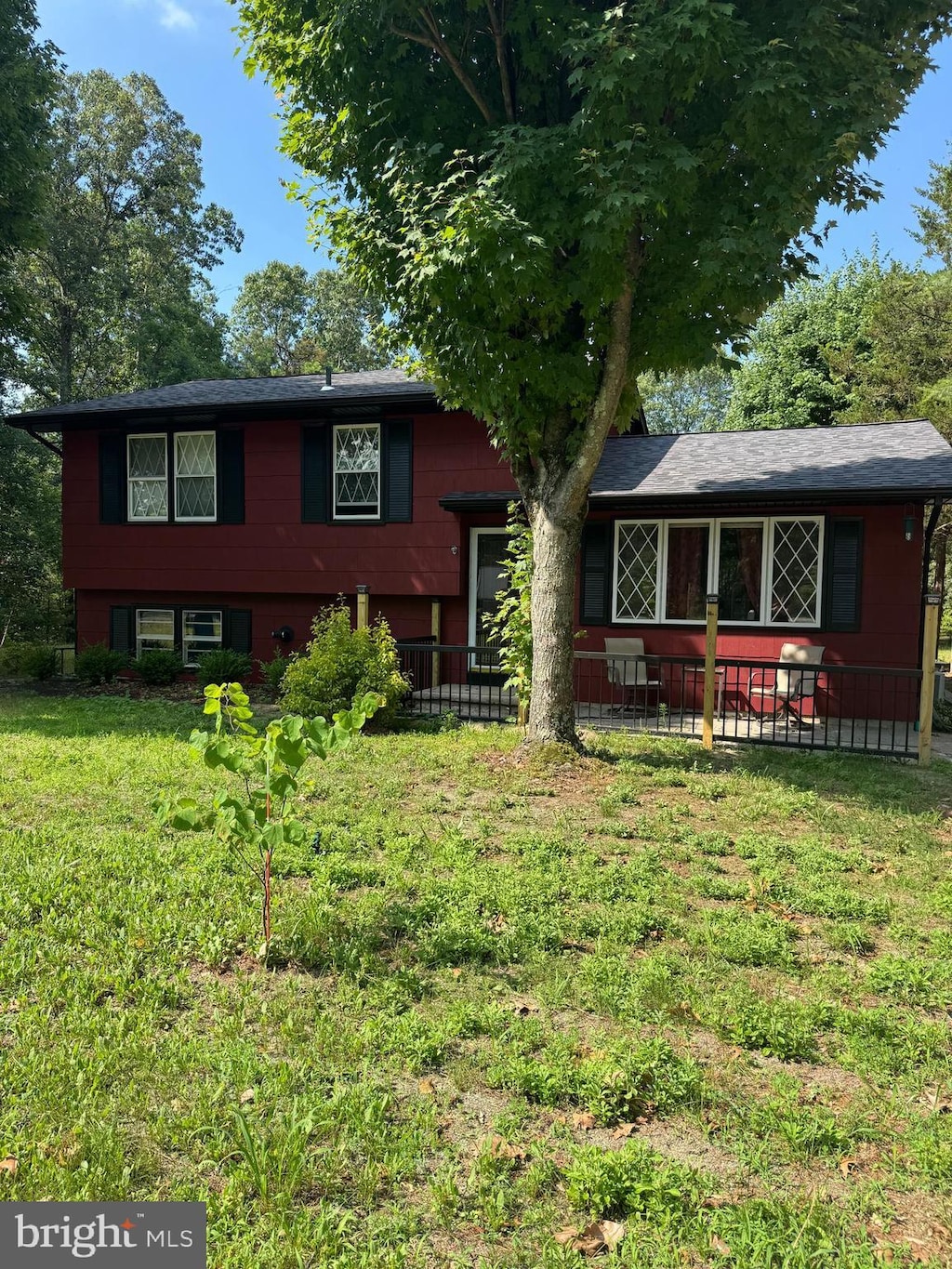 960 S Grand St, Hammonton, NJ 08037 - tri-level home featuring a front yard