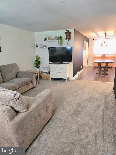 43 Briarcliffe Rd, Glenolden, PA 19036 - carpeted living room with baseboards
