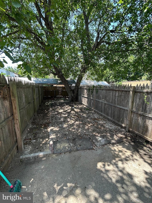 217 Washington St, Trenton, NJ 08611 - fenced backyard featuring a patio