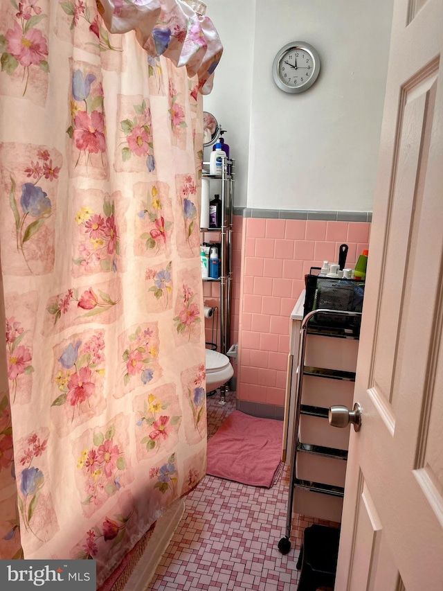 5905 N 3rd St, Philadelphia, PA 19120 - bathroom featuring tile walls, wainscoting, and a shower with curtain