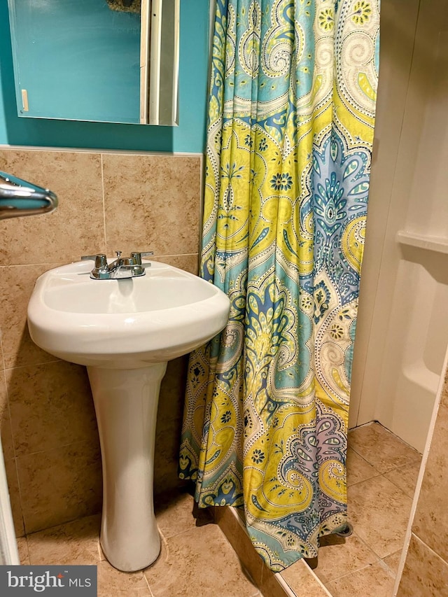 5905 N 3rd St, Philadelphia, PA 19120 - full bath with a shower with curtain, tile patterned flooring, and tile walls