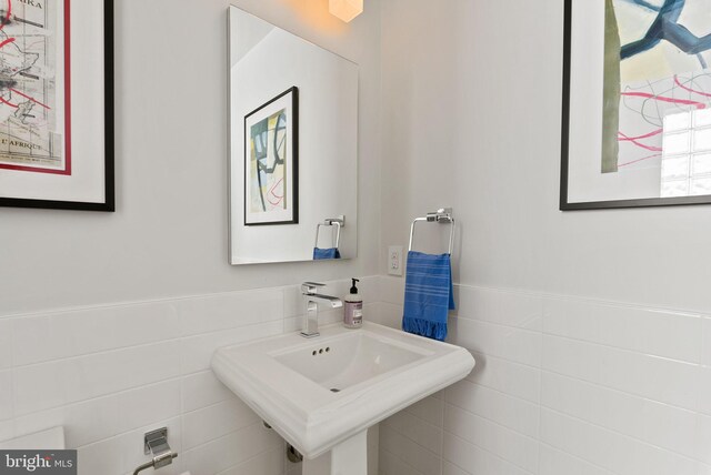304 Summers Dr, Alexandria, VA 22301 - bathroom featuring tile walls and a wainscoted wall