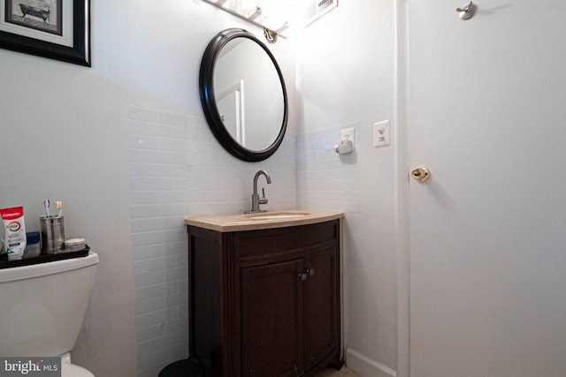1262 Everett Ave, Woodbridge, VA 22191 - bathroom with vanity and tile walls