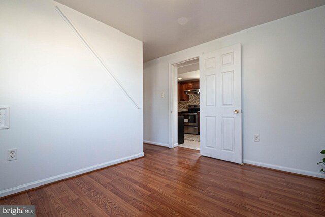 1262 Everett Ave, Woodbridge, VA 22191 - unfurnished room with dark wood-type flooring and baseboards
