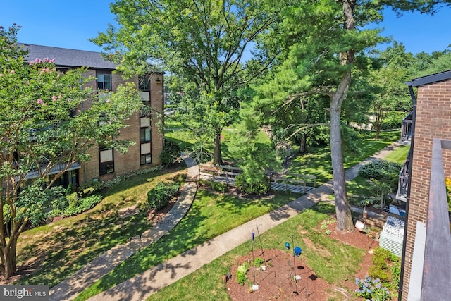 9733 Kings Crown Ct Unit 202, Fairfax, VA 22031 - view of yard