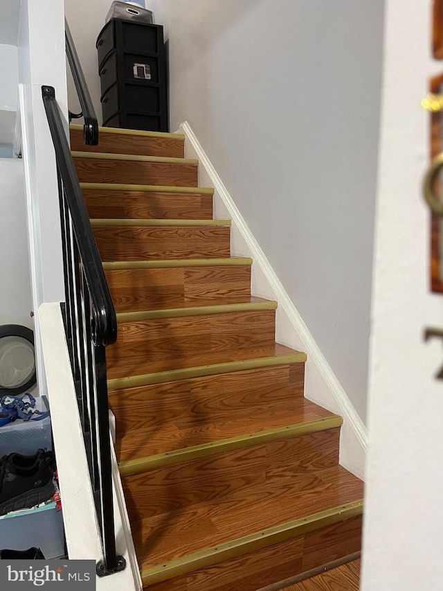 1020 Queens Ct, Herndon, VA 20170 - view of staircase