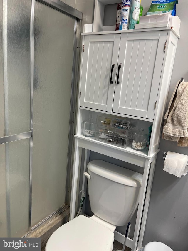 1020 Queens Ct, Herndon, VA 20170 - full bath with toilet and a shower stall