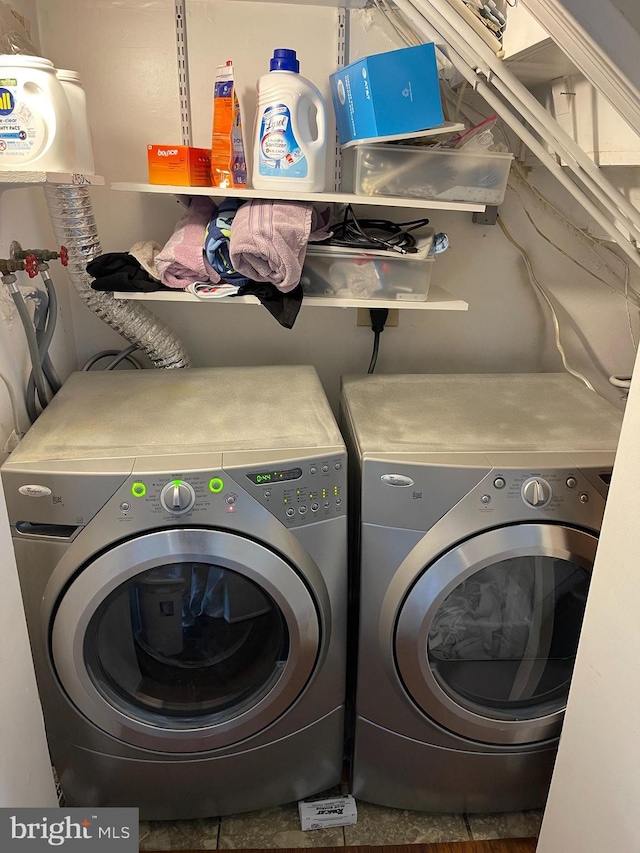 1020 Queens Ct, Herndon, VA 20170 - laundry area with washer and clothes dryer