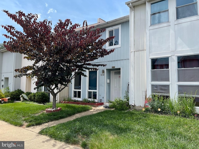 1020 Queens Ct, Herndon, VA 20170 - view of property featuring a front lawn