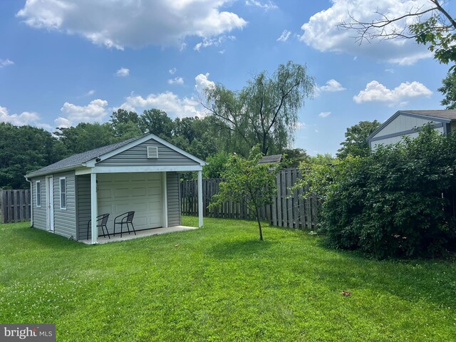 7506 Filbert Ter, Gaithersburg, MD 20879 - view of yard featuring a detached garage and an outdoor structure