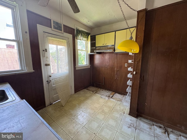 2805 Oakley Ave, Baltimore, MD 21215 - entryway with light floors and a ceiling fan