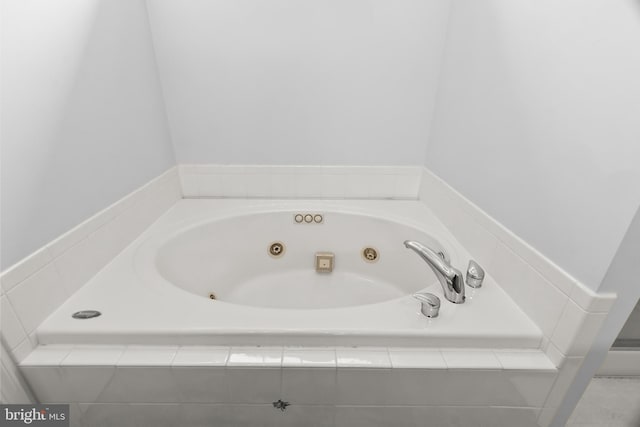 33 S Cummings Dr, Middletown, DE 19709 - bathroom with a jetted tub
