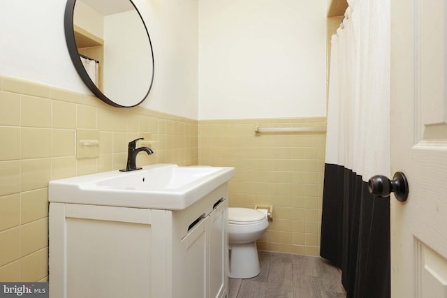 1618 Whitcomb Rd, Forked River, NJ 08731 - full bathroom featuring tile walls, vanity, wainscoting, wood finished floors, and curtained shower