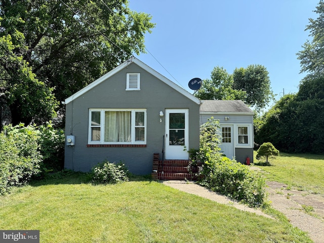 1505 London Ave, Wilmington, DE 19808 - bungalow-style house with entry steps, a front yard, and brick siding