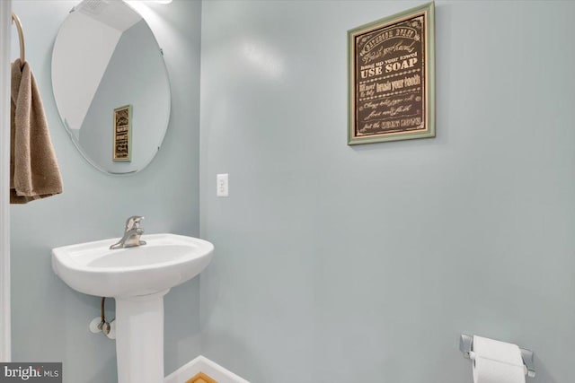 5707 Callcott Way Unit G, Alexandria, VA 22312 - bathroom featuring baseboards and a sink