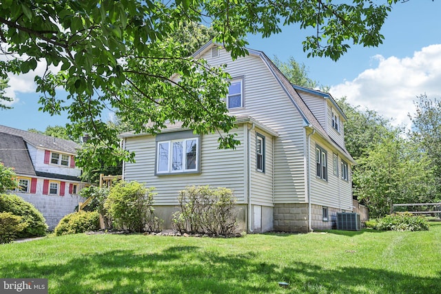 28 Oriole Ave, Media, PA 19063 - view of property exterior with a yard and a gambrel roof
