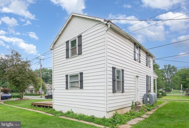 332 Old Stone House Rd S, Boiling Springs, PA 17007 - view of side of home with a lawn and heating fuel