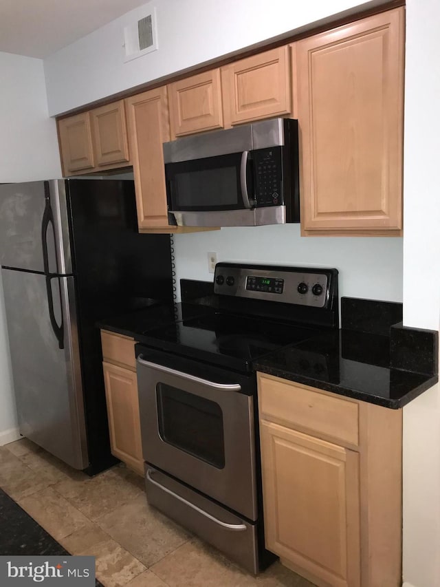 5823 Royal Ridge Dr Unit S, Springfield, VA 22152 - kitchen featuring stainless steel appliances and light brown cabinets