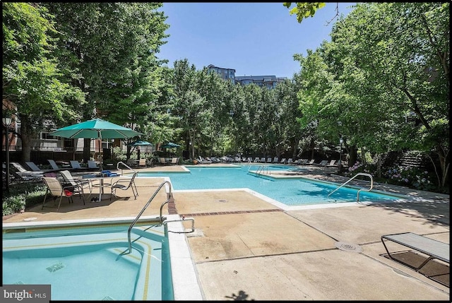1517 Lincoln Way Unit 204, Mclean, VA 22102 - community pool with a patio