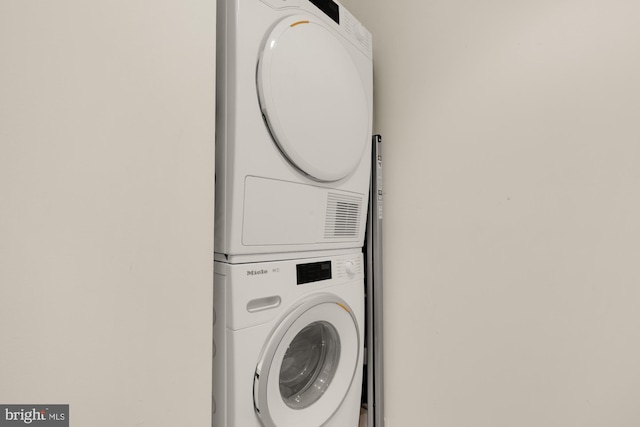624 S Pitt St Unit 1/2, Alexandria, VA 22314 - washroom with stacked washer / drying machine