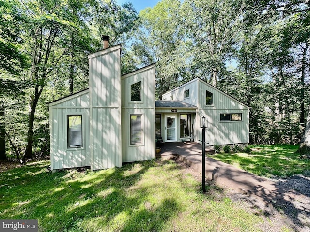 405 Northwood Cir, Cross Junction, VA 22625 - view of front of home featuring a chimney and a front yard