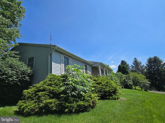 526 Fairground Rd, Newport, PA 17074 - view of side of property with a yard