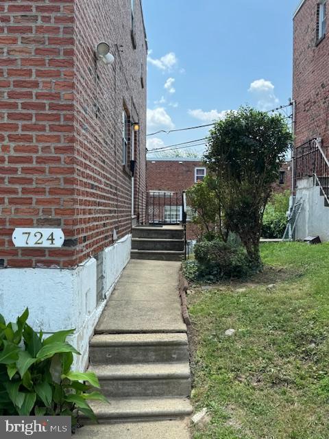 724 Susquehanna Rd, Philadelphia, PA 19111 - view of yard