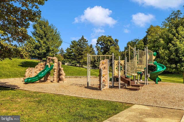 9929 Arapahoe Rd, New Market, MD 21774 - community play area featuring a yard