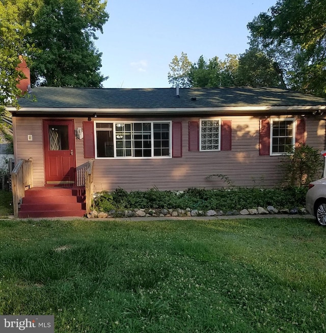 244 6th St, Colonial Beach, VA 22443 - ranch-style house featuring a front yard