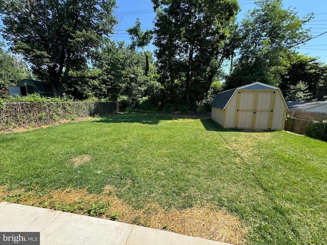 7 N Stuyvesant Dr, Wilmington, DE 19809 - view of yard with a storage shed