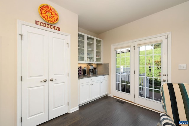 2127 Elm Tree Knl, Charlottesville, VA 22911 - bar with dark wood finished floors and backsplash