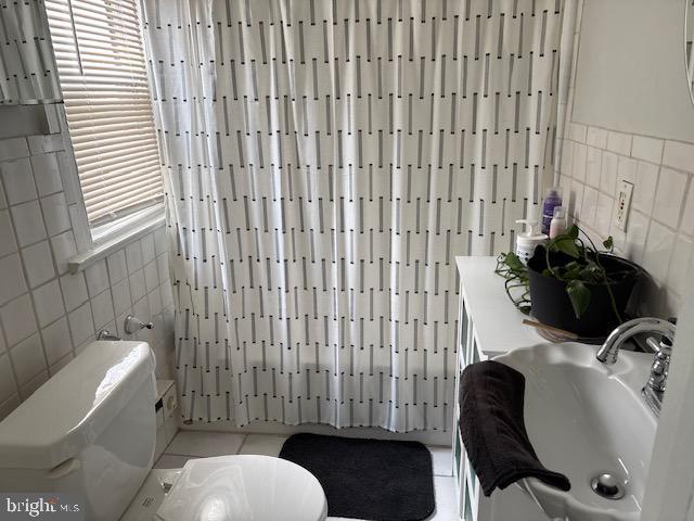 1329 N Dupont St, Wilmington, DE 19806 - bathroom with tile walls and tile patterned floors