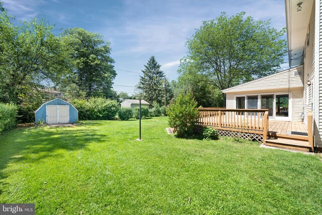 2621 Dartmouth Woods Rd, Wilmington, DE 19810 - view of grassy yard with a storage shed and a deck