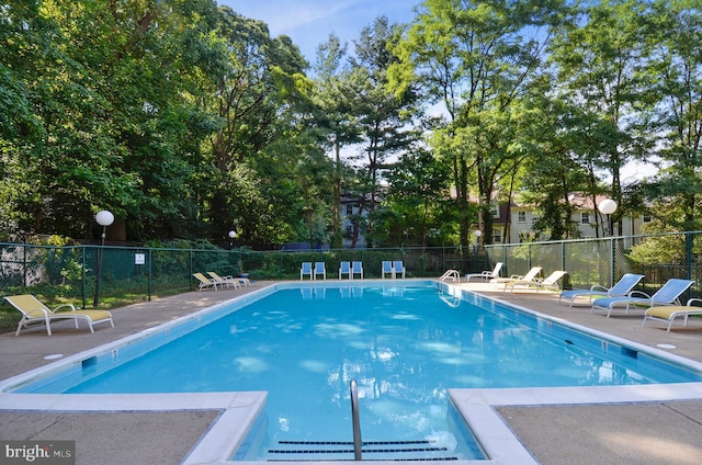 2059 Huntington Ave Unit 1406, Alexandria, VA 22303 - community pool with a patio