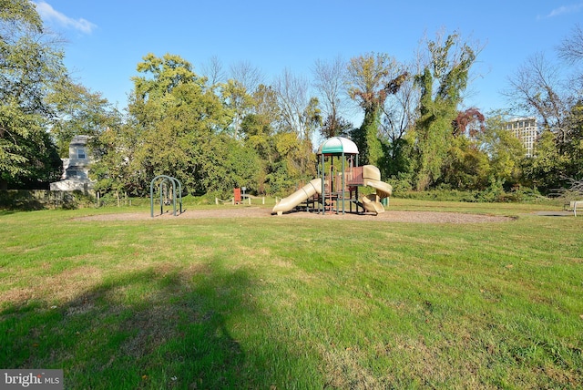 2059 Huntington Ave Unit 1406, Alexandria, VA 22303 - community playground with a lawn