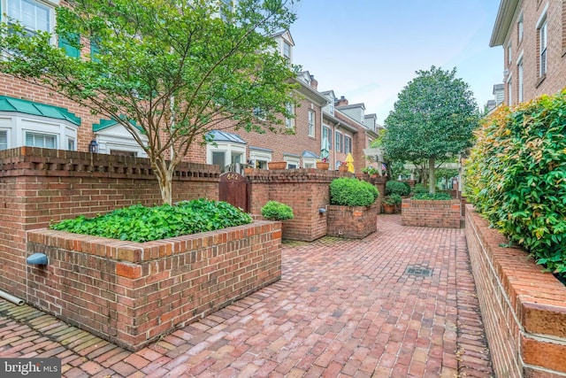 644 S Columbus St, Alexandria, VA 22314 - view of patio / terrace featuring a residential view